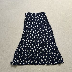 Reformation maxi skirt in navy with white pattern. Size 6.